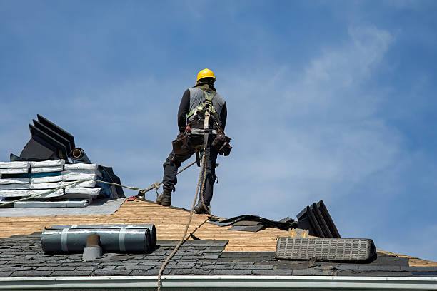 Professional Roofing technician working in Saratoga, WY